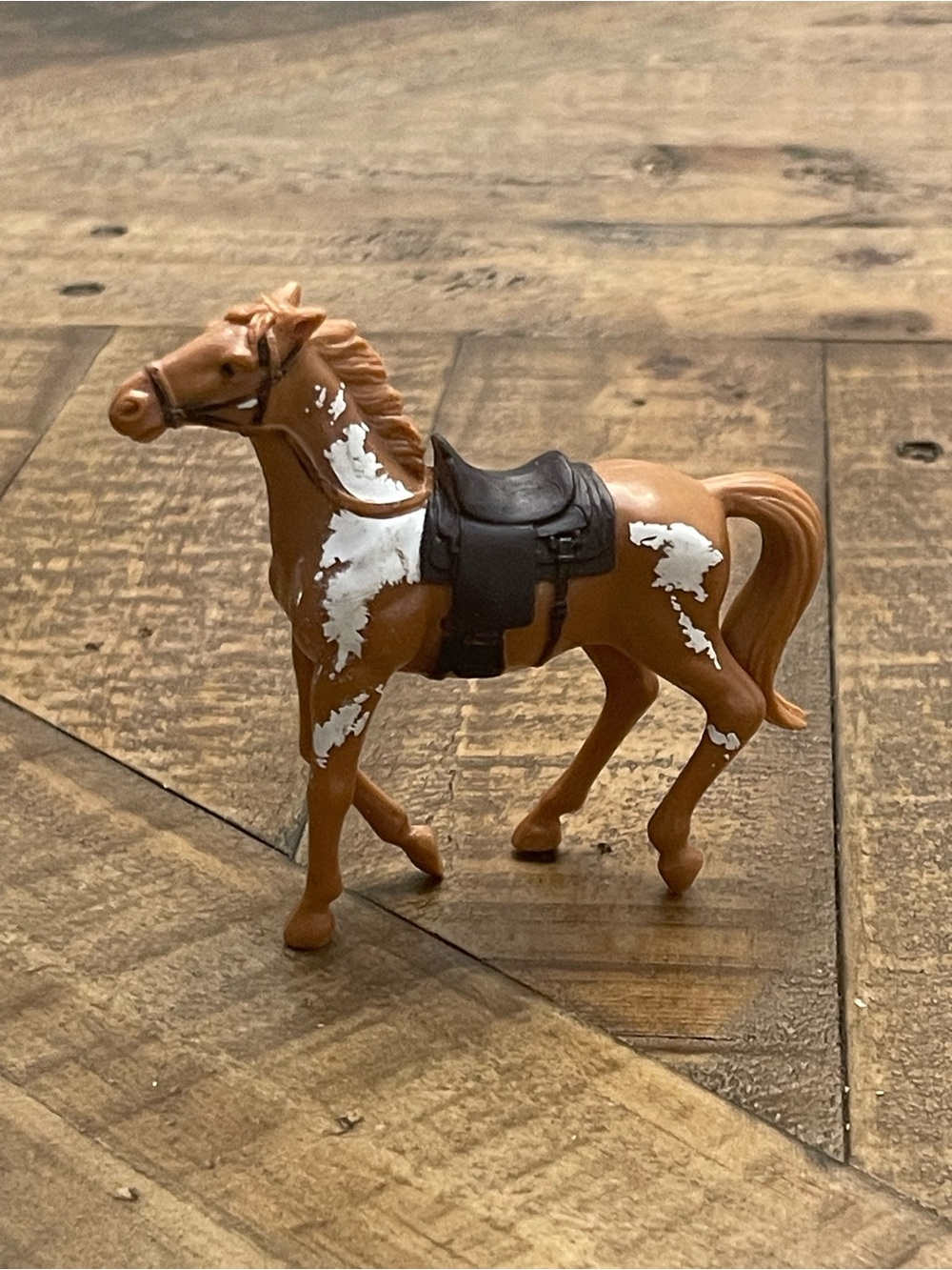 Popak New Ray plastic toy horse representing a brown and white Pinto horse